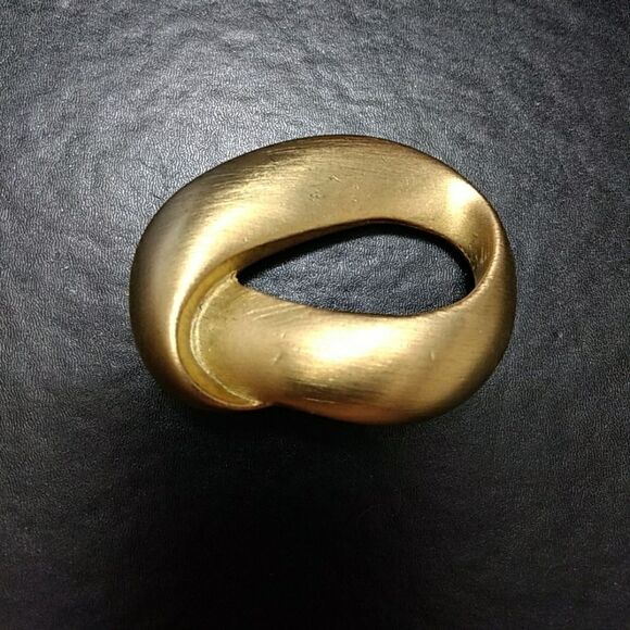 **Final Sale** Vintage gold tone oval swirl brooch - Picture 2 of 7